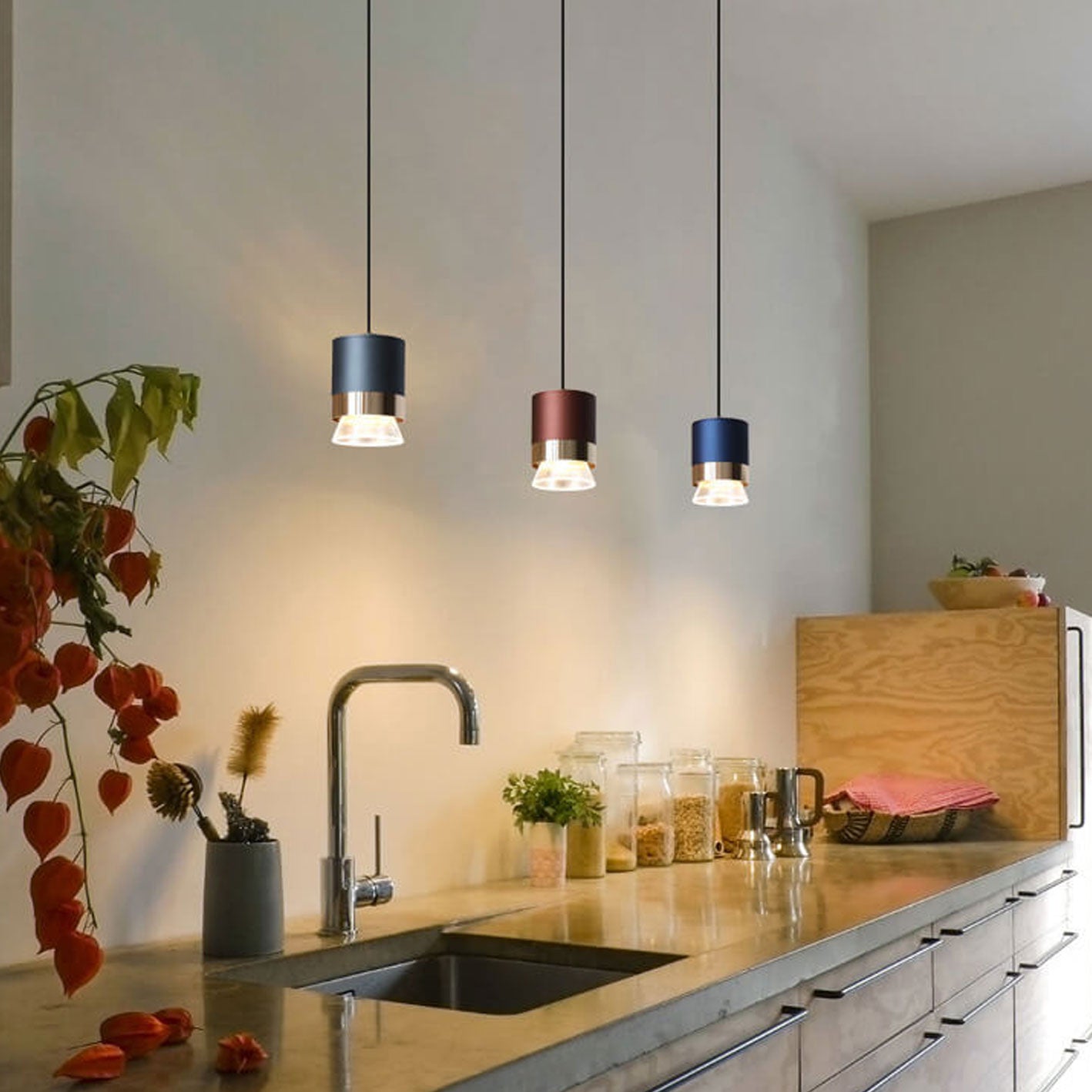 12-1e0388b4-582d-45ec-bc79-8f2f6185285b.jpg Nordic Light Luxury Cylindrical Aluminum Acrylic LED Pendant Light - Image 1