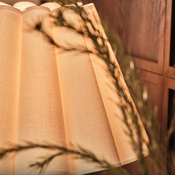 Traditional Vintage Fabric Flower Bouquet Shade Solid Wood 1-Light Table Lamp For Bedroom - Image 4