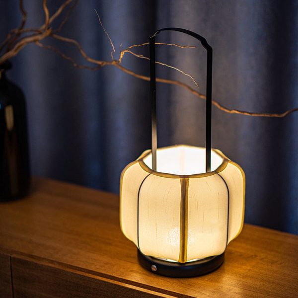 Traditional Chinese Iron Silk Fabric Lantern Shape LED Table Lamp For Bedroom