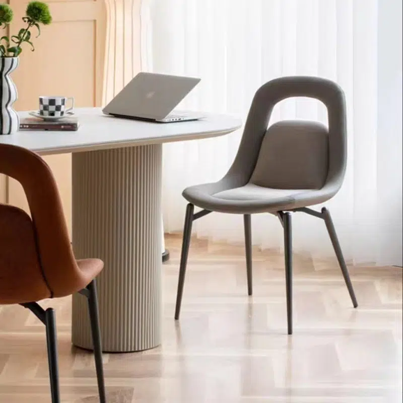 16-871f077e-9f76-4e7d-9031-26d4a652a233.jpg Contemporary Scandinavian Curved Leather Metal Tapered Legs Dining Chair Backrest For Dining Room - Image 1